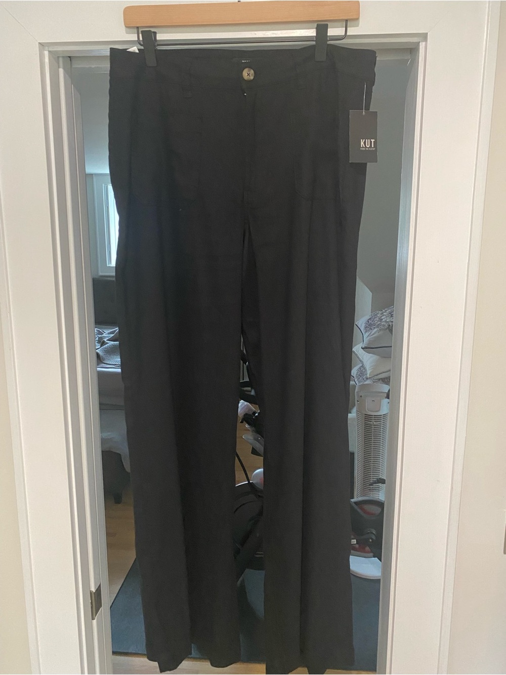 Kut from the Kloth Meg High Rise Linen Wide Leg Trousers in Black